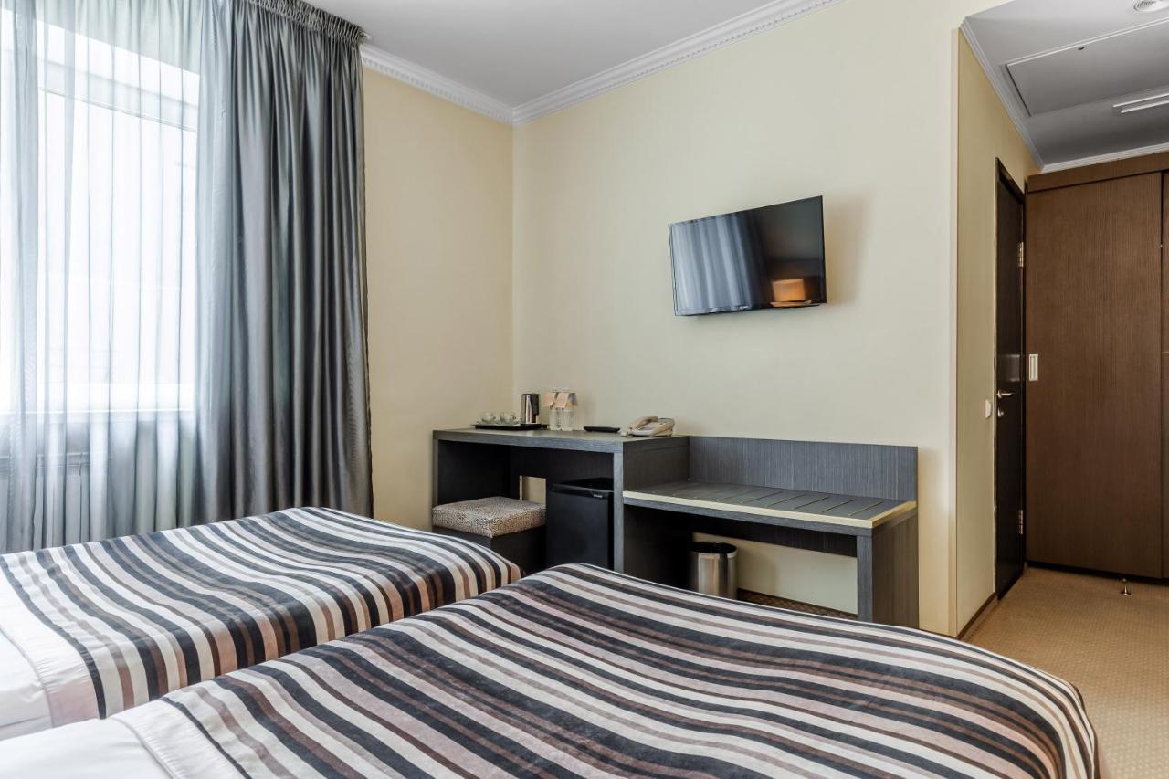 Maidan Palace Hotel Kiev Bagian luar foto